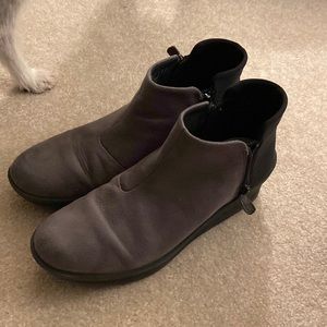Clarks Cloudsteppers black and gray booties